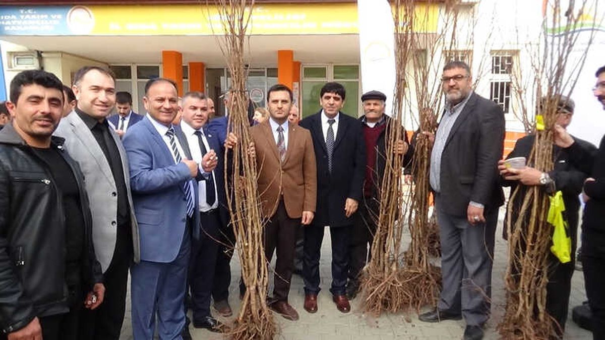 Iğdır\'da Çiftçiye Fidan Dağıtımı Yapıldı
