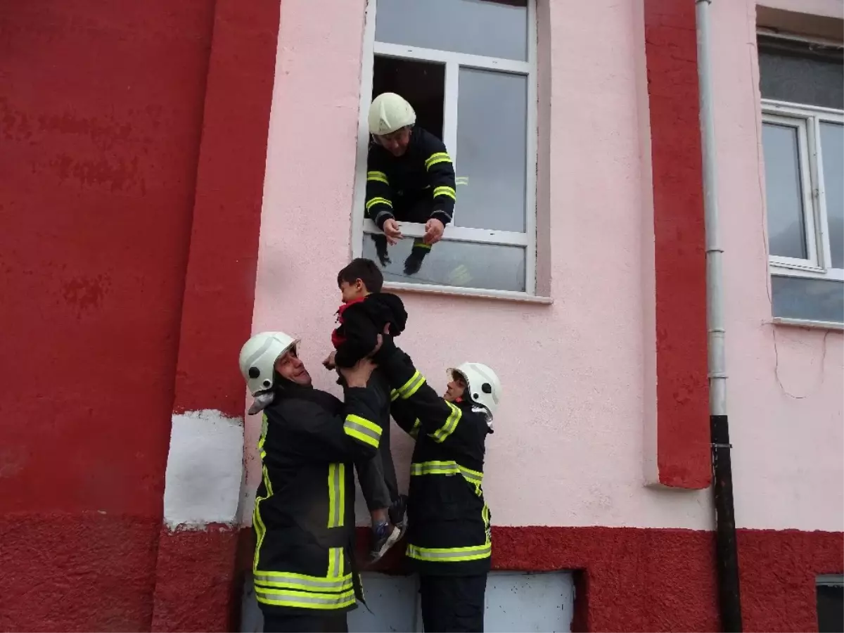 İlkokulda Deprem ve Yangın Tahliye Tatbikatı