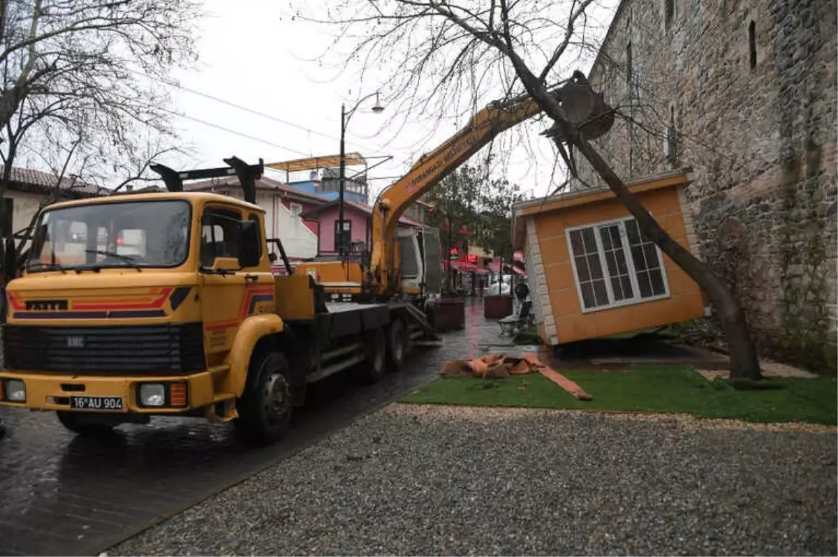 Kaçak Çay Ocağı Vinçle Kaldırıldı