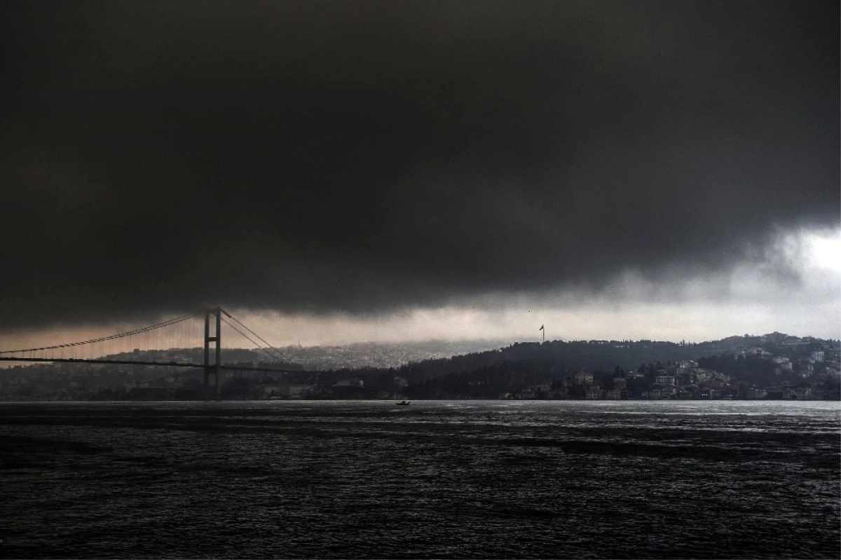 Kar Bekleyen İstanbul\'dan Ürkütücü Manzara! Gökyüzünü Kara Bulutlar Kapladı