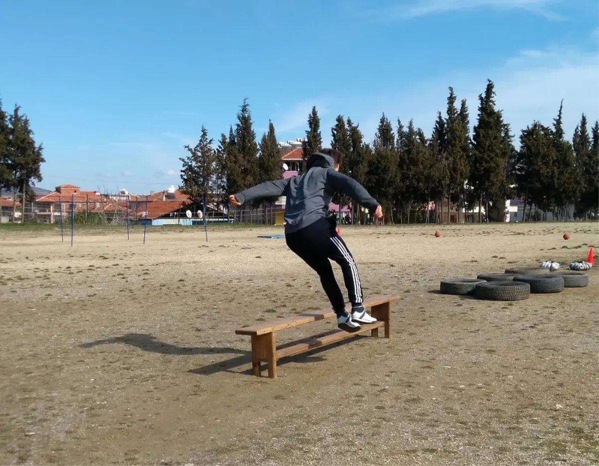 Kendi Oluşturdukları Parkurda Polislik Sınavlarına Hazırlanıyorlar