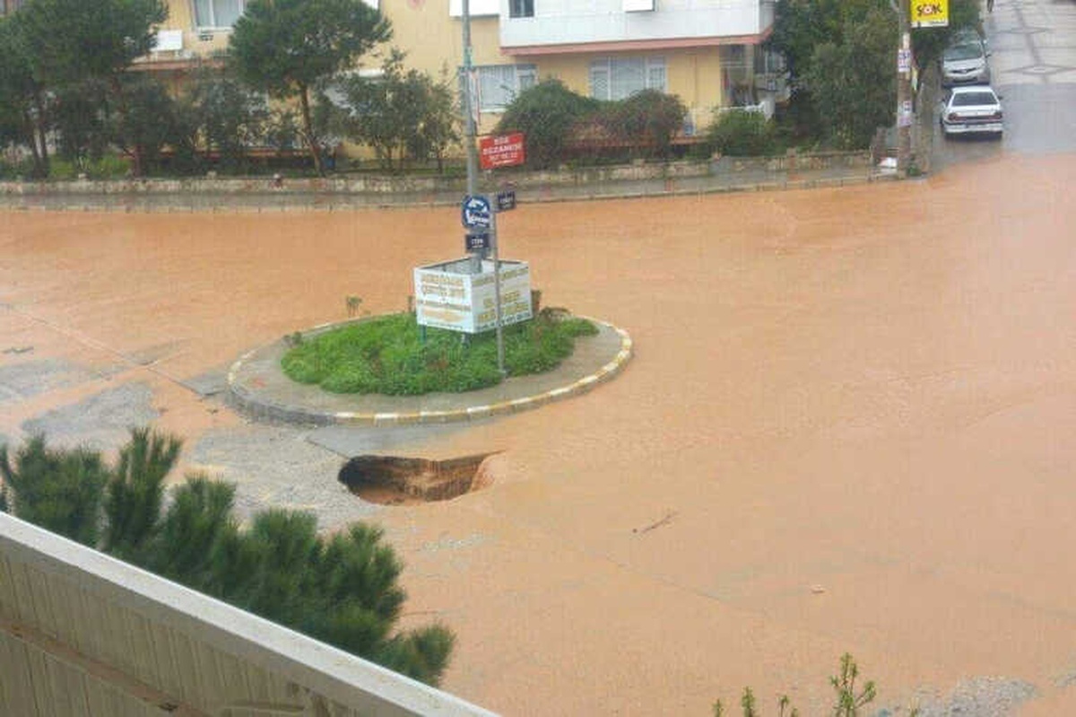 Kuvvetli Sağanak Yolda Göçüğe Neden Oldu