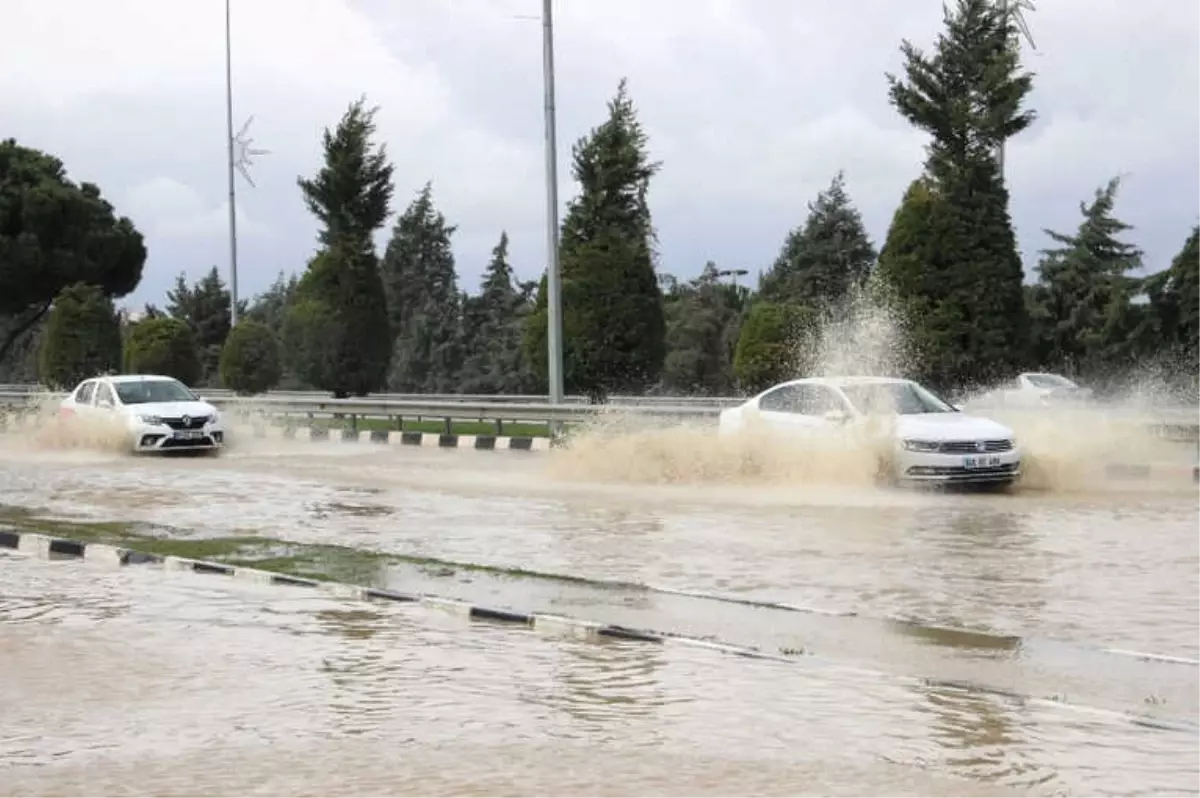 Manisa-İzmir Yolu Göle Döndü