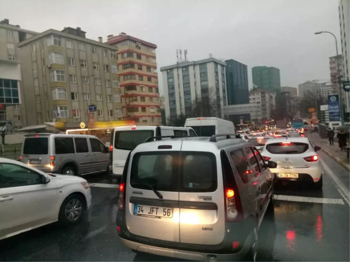 Sağanak Yağmur Trafiği Felç Etti