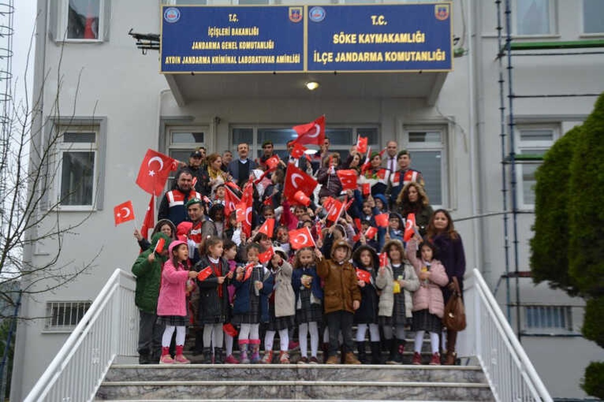 Söke\'de Öğrencilerden Jandarmaya Moral Ziyareti