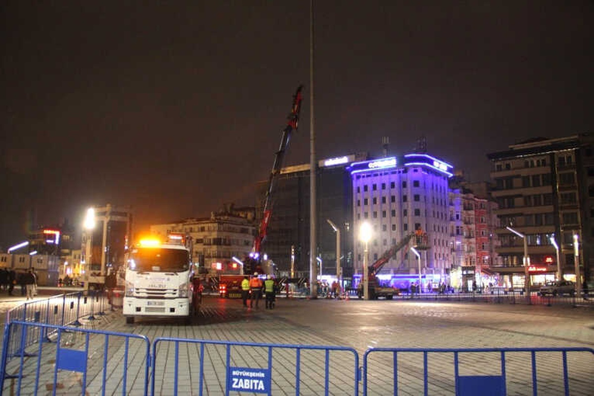 Taksim\'de Atıl Durumdaki Aydınlatma Direkleri Kaldırıldı