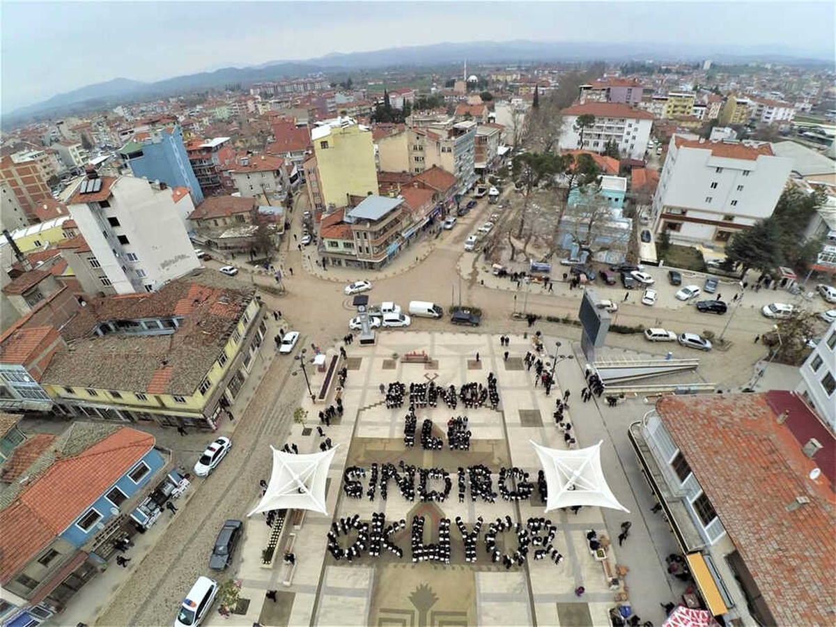 Yenilen Yüzü İle Cumhuriyet Meydanı On Binleri Ağırladı