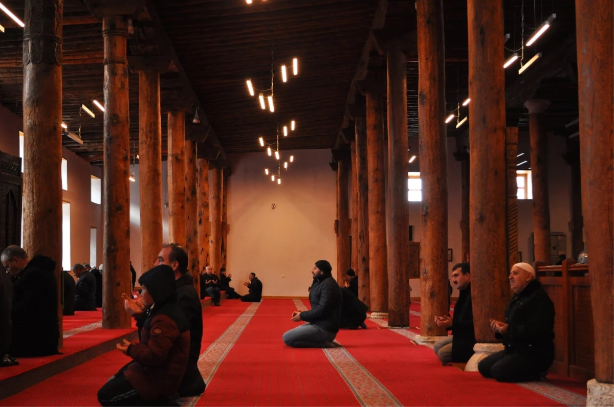 Anadolu\'nun En Büyük Ahşap Direkli Camisi
