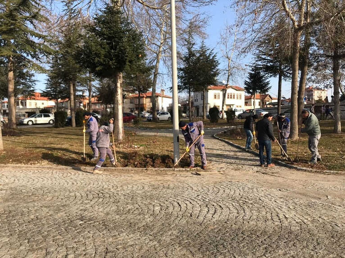 Beyşehir\'in Park ve Yeşil Alanlarında Bahar Mesaisi