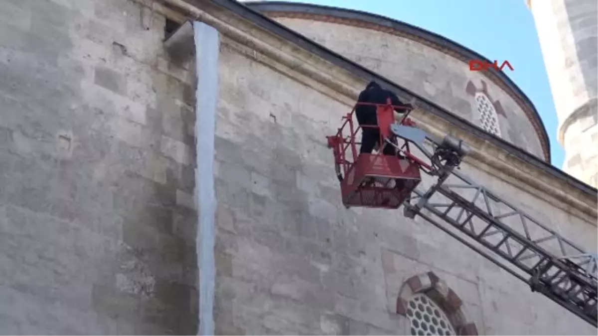 Edirne\'de Tehlike Yaratan Buz Sarkıtları Kırıldı