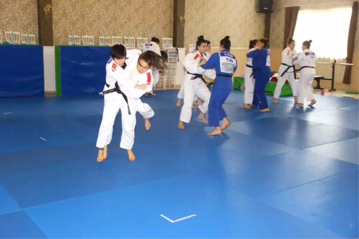 Judo Büyük Kadınlar Milli Takımı Kazdağları\'nda Kamp Yapıyor