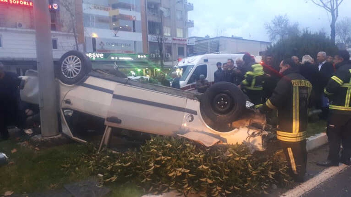 Kamyonetle Çarpışan Otomobil Refüje Çıktı: 2 Yaralı