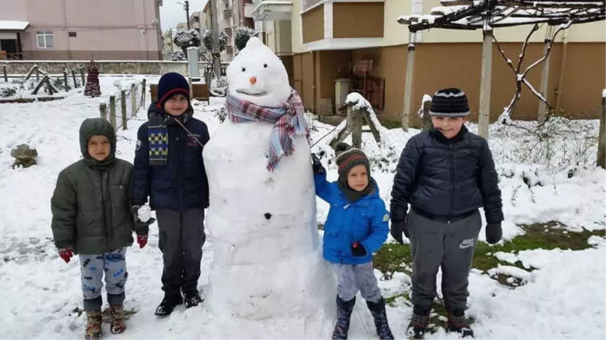 Kar Yağışı Çocukları Sevindirdi