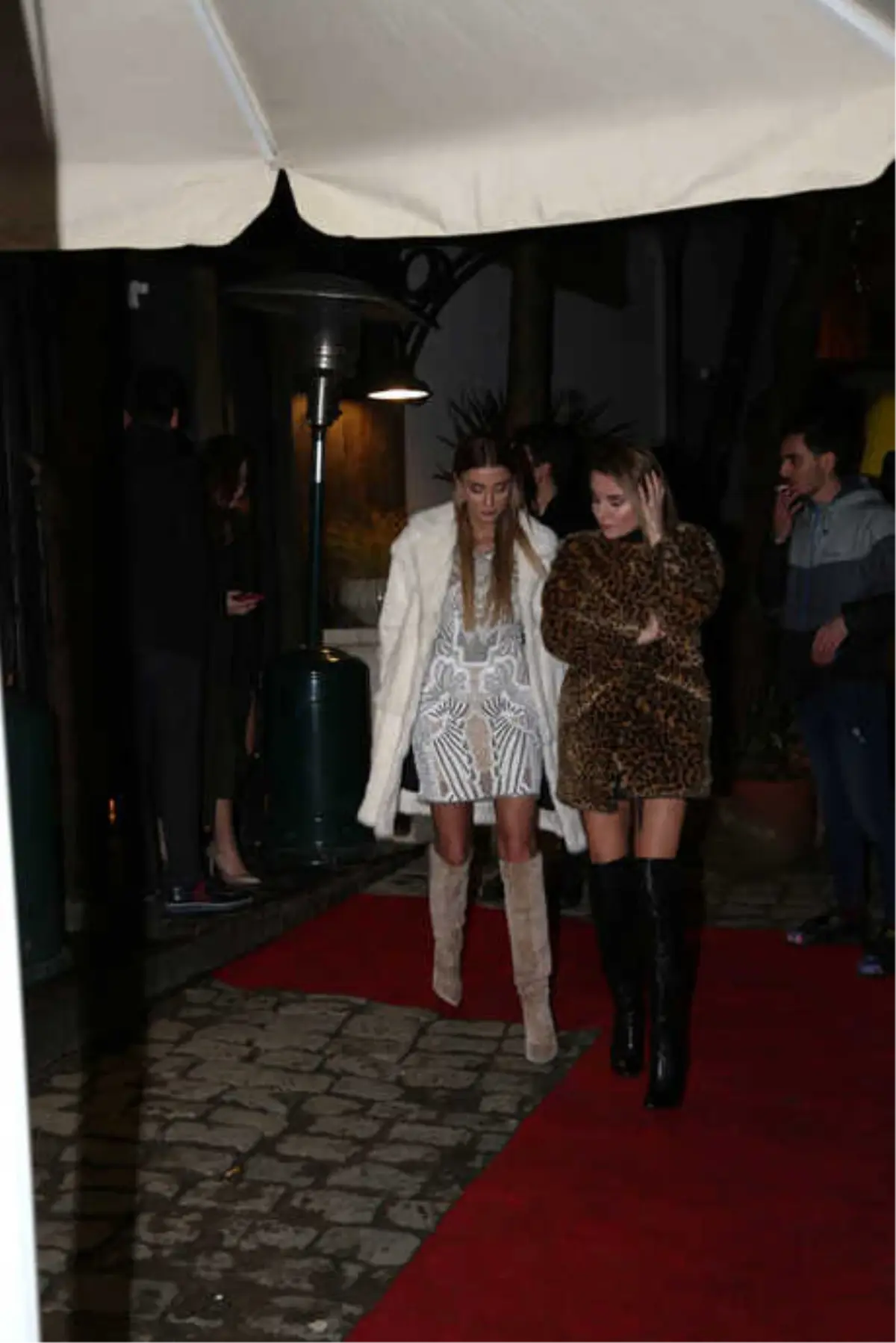 Katıldığı Açılışta Eski Sevgilisi Hacı Sabancı\'yı Gören Özge Ulusoy\'un Morali Bozuldu