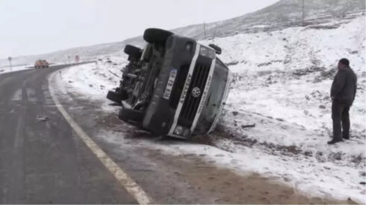 Öğrenci Servisi Devrildi: 18 Yaralı