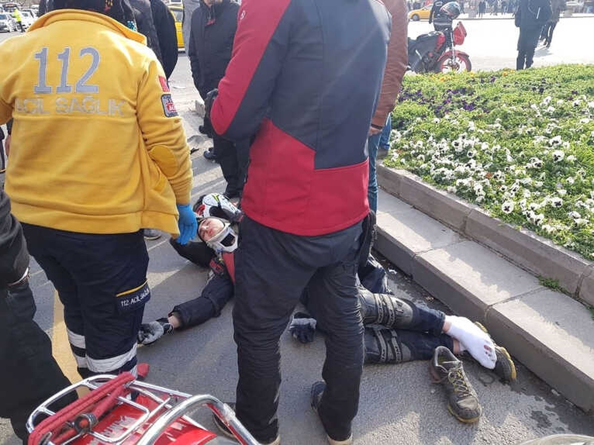 Otomobilin Çarptığı Motosikletli Yaralandı