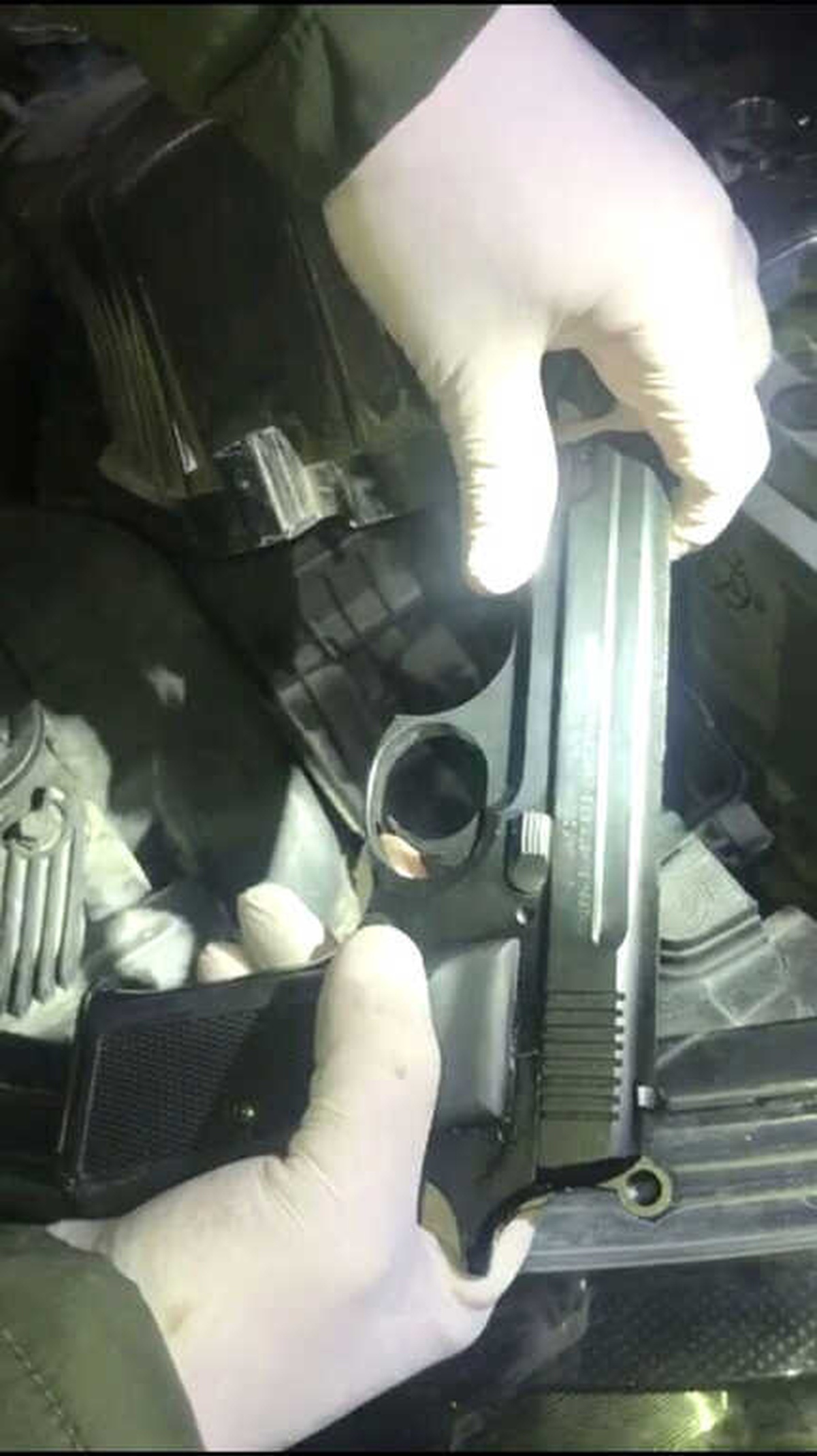Otomobilin Hava Filtresinden Tabanca Çıktı