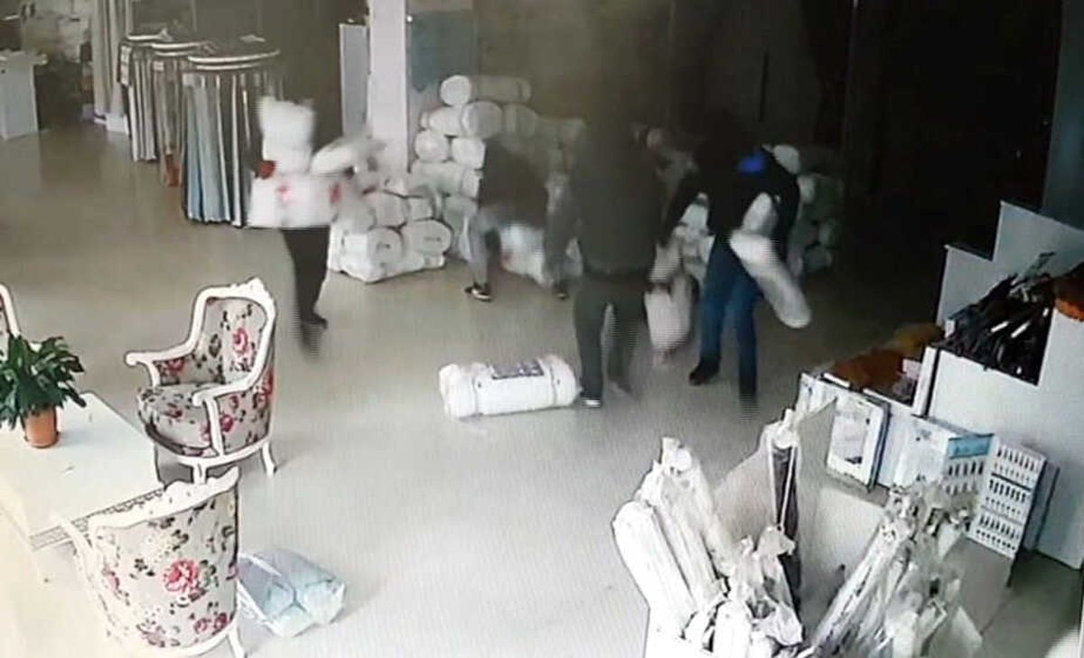 1 Buçuk Dakikada 25 Bin Liralık Perdeyi Böyle Çaldılar