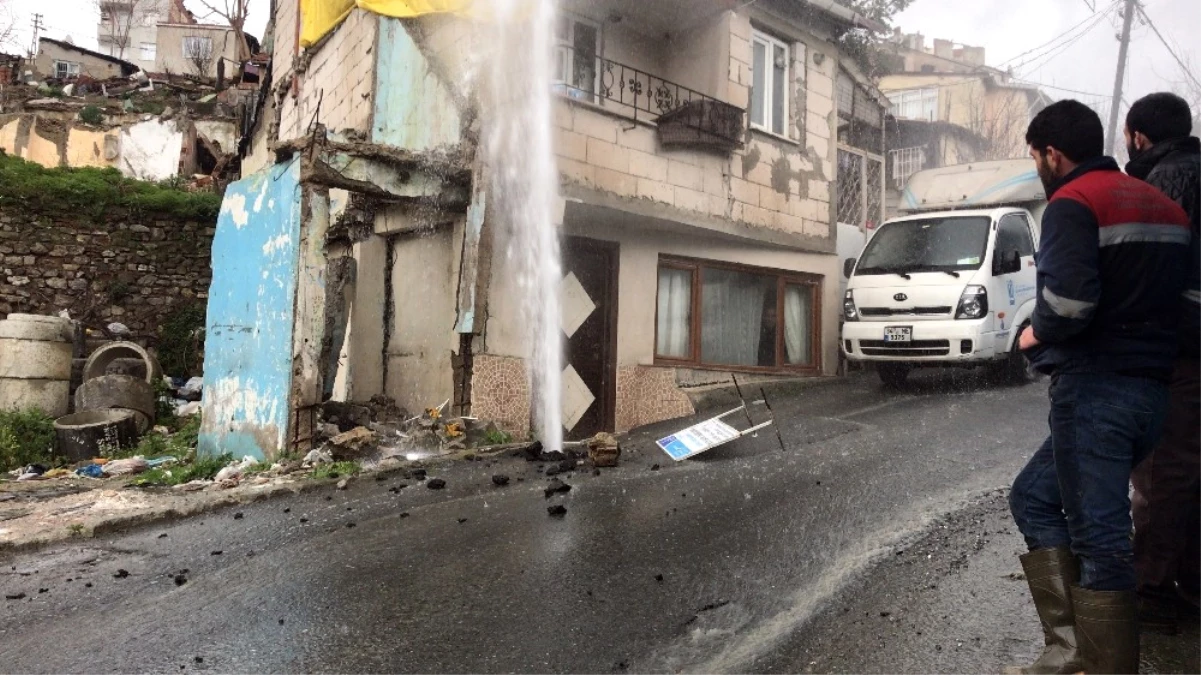 Beyoğlu\'nda Patlayan İsale Borusundan Yükselen Su Evlerin Boyunu Geçti