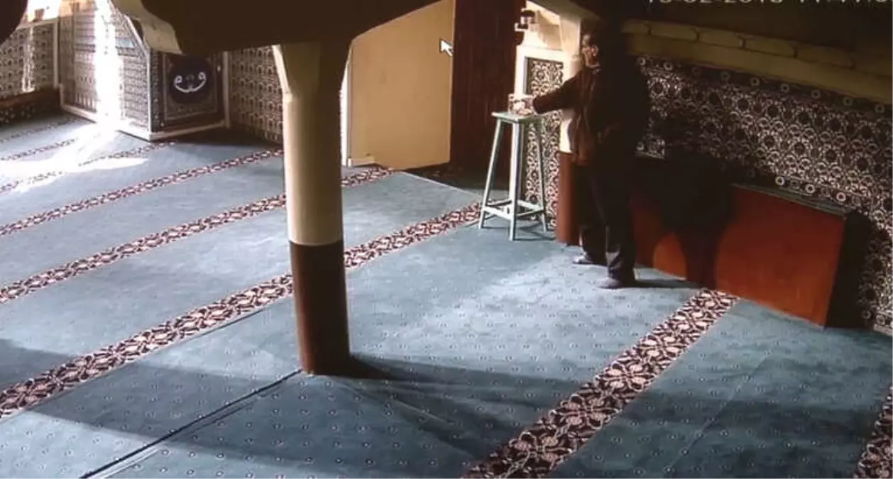 Camideki Sadaka Kutusundan Paraları Böyle Çaldı