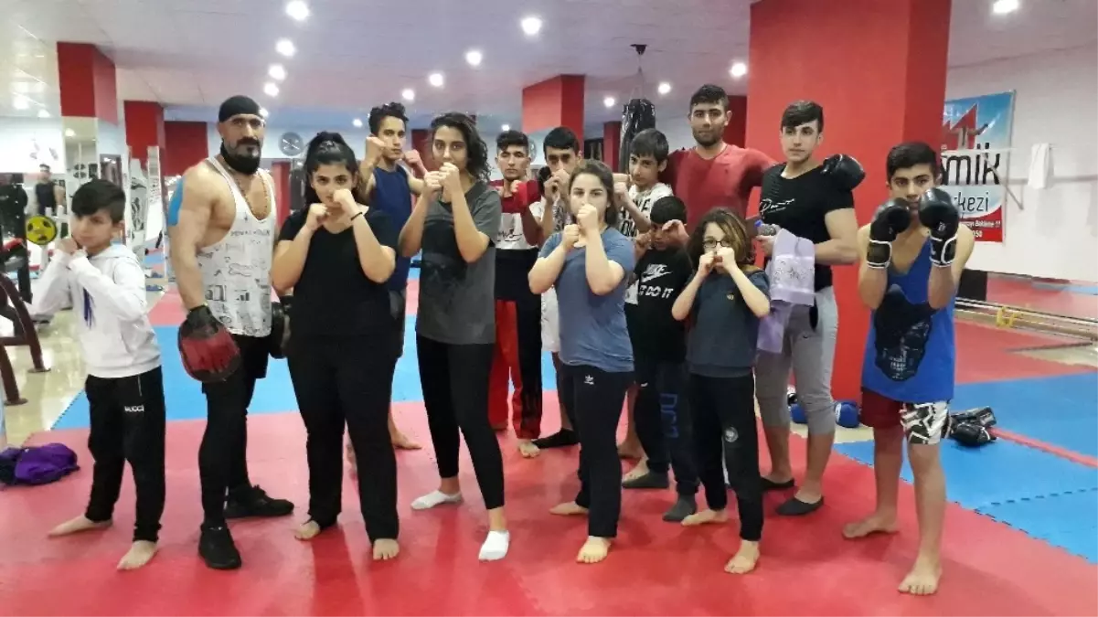 Mardinli Kızlar Kick Boks ile Çocuk Gelinlere Önlem Arıyor