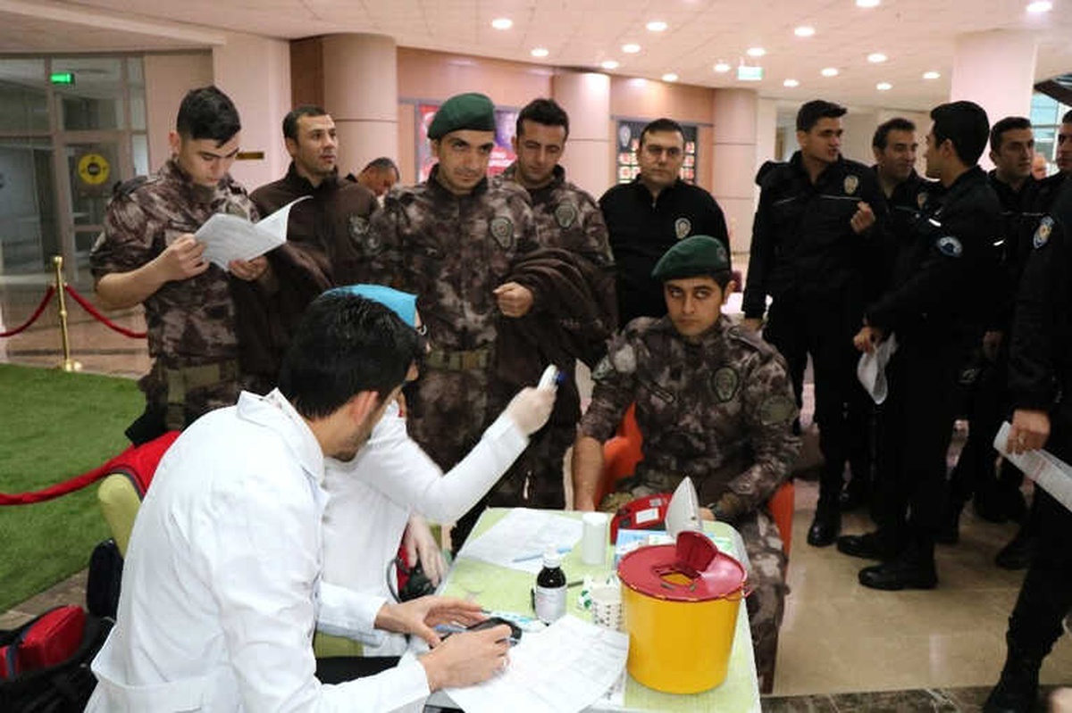 Samsun\'da Polisler Kan Vermek İçin Kuyruk Oluşturdu