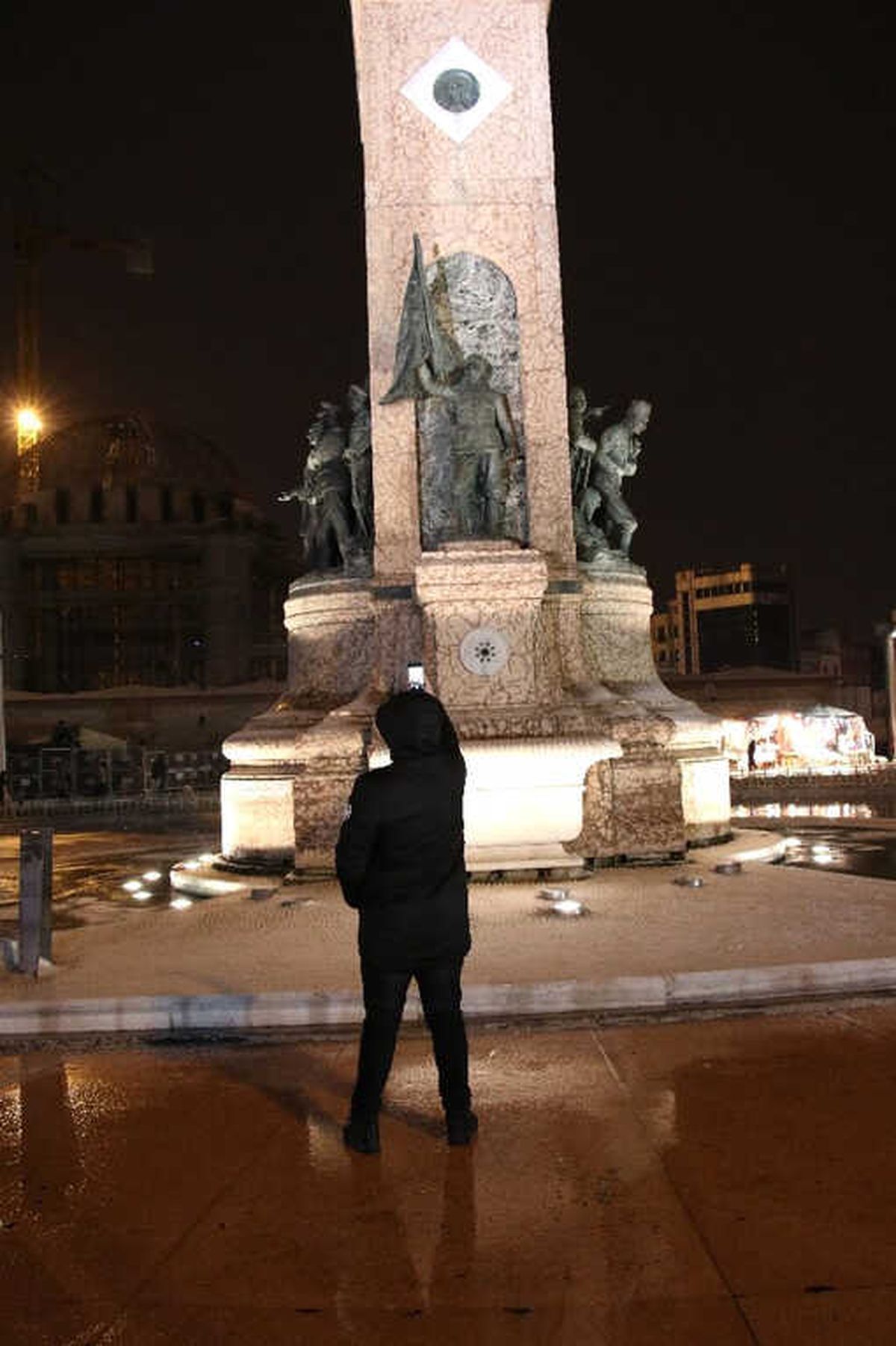 Taksim\'de Turistlerin Kar Selfiesi