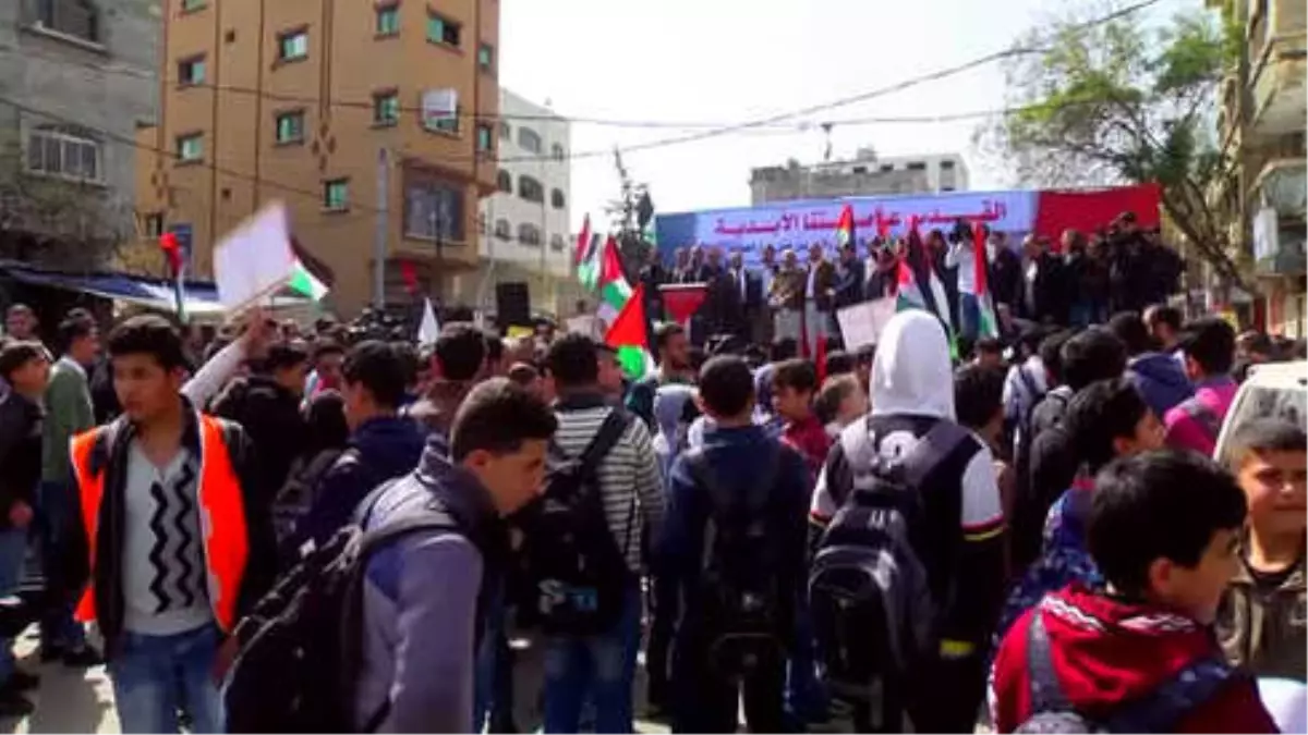 Unrwa\'da Çalışan Öğretmenler ABD\'nin Kararını Protesto Etti