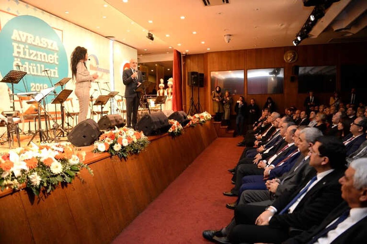 Vali Azizoğlu Ödülünü Aldı