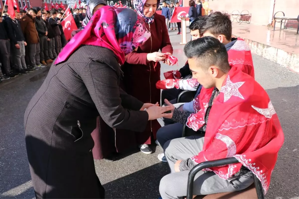 Yozgat\'ta Ellerine Kına Yakan Öğrenciler, Afrin İçin Gönüllü Oldu