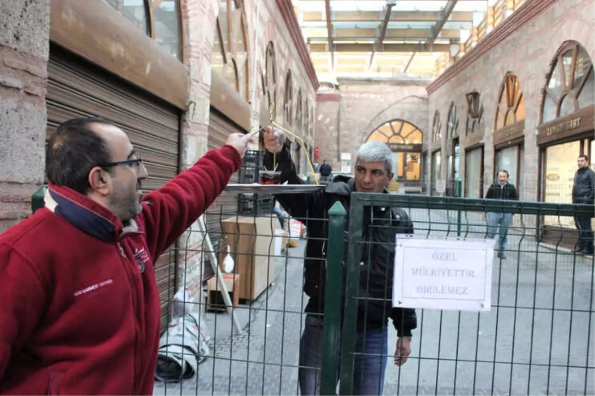 600 Yıllık Hanın Yolunu Tel Örgüyle Kapattı