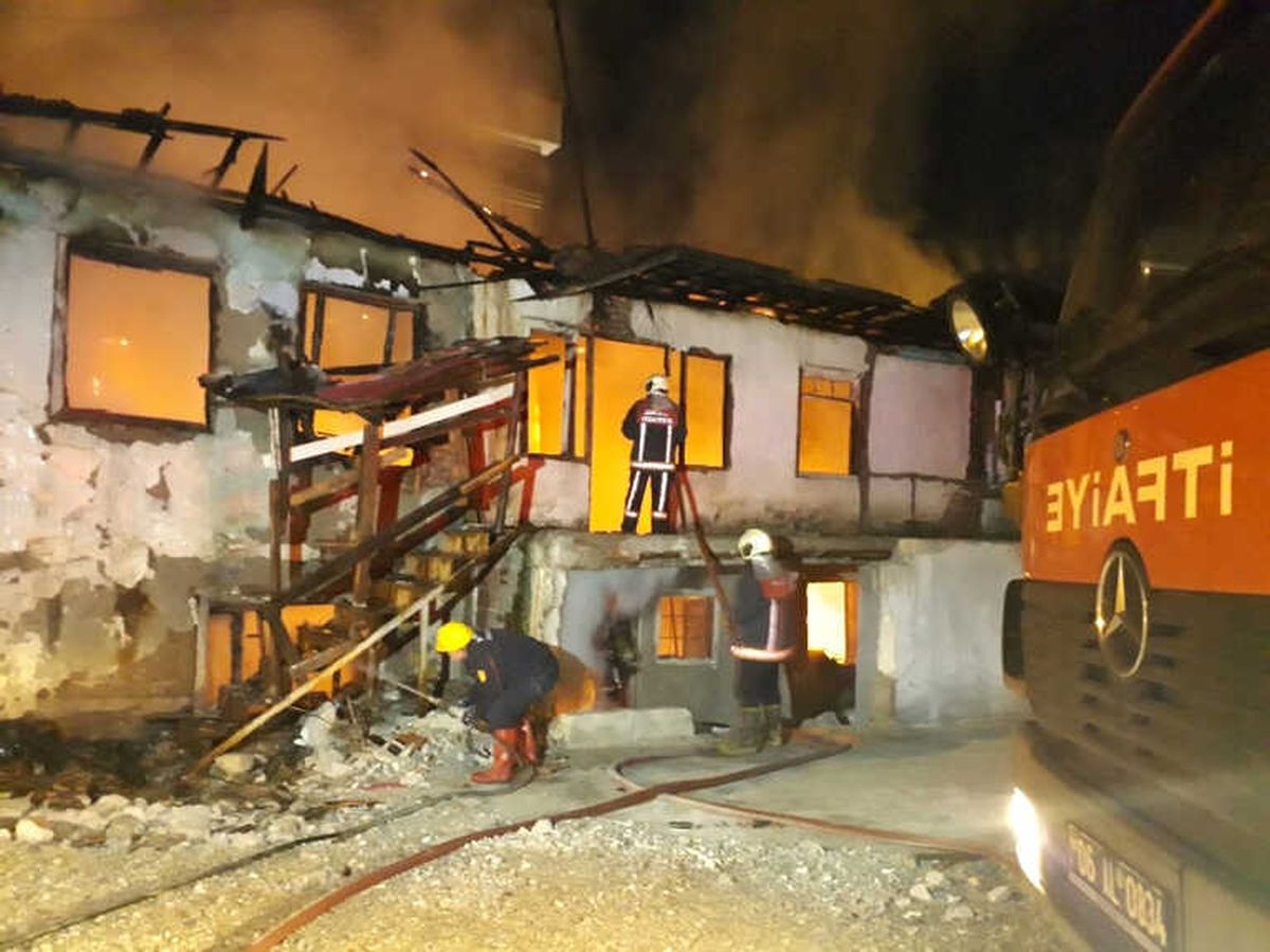 Başkent\'te Alevli Gece... Çıkan Yangınlarda 3 Ev Bir İş Yeri Kullanılmaz Hale Geldi
