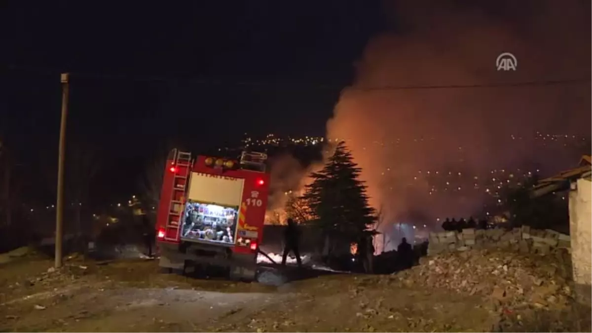 Başkentte Üç Gecekondu ile Bir Marangoz Atölyesi Yandı