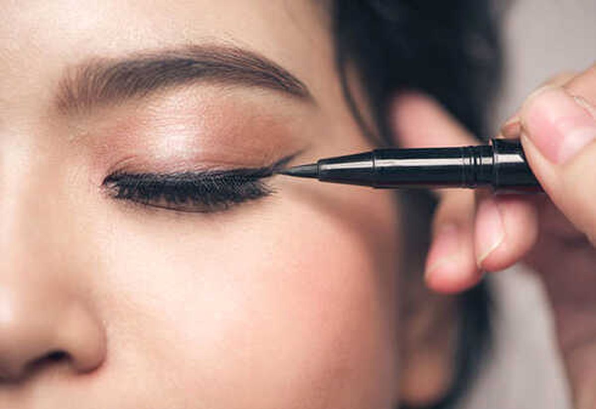 Eyeliner Sürmenin En Pratik Yolu