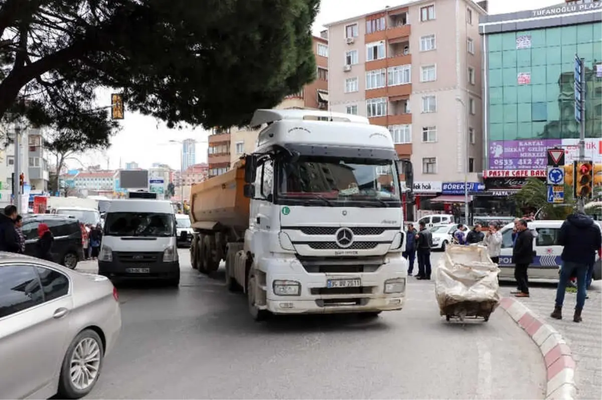 Kartal\'da Hafriyat Kamyonunun Çarptığı Kadın Hayatını Kaybetti