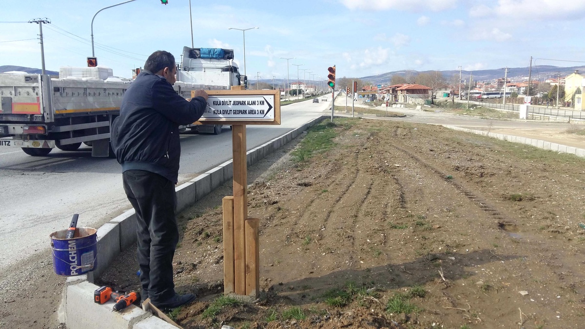 Kula Jeoparkı\'nın Yönlendirme Levhaları Yenilendi
