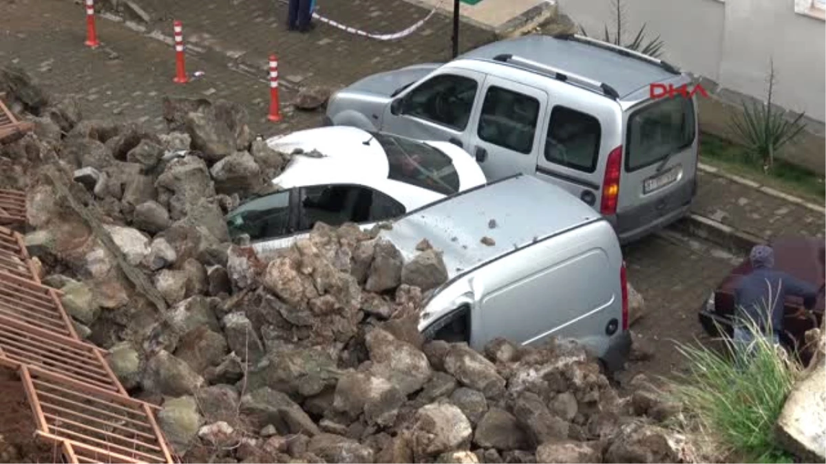 Trabzon\'da İstinat Duvarı Park Halindeki Otomobillerin Üzerine Çöktü