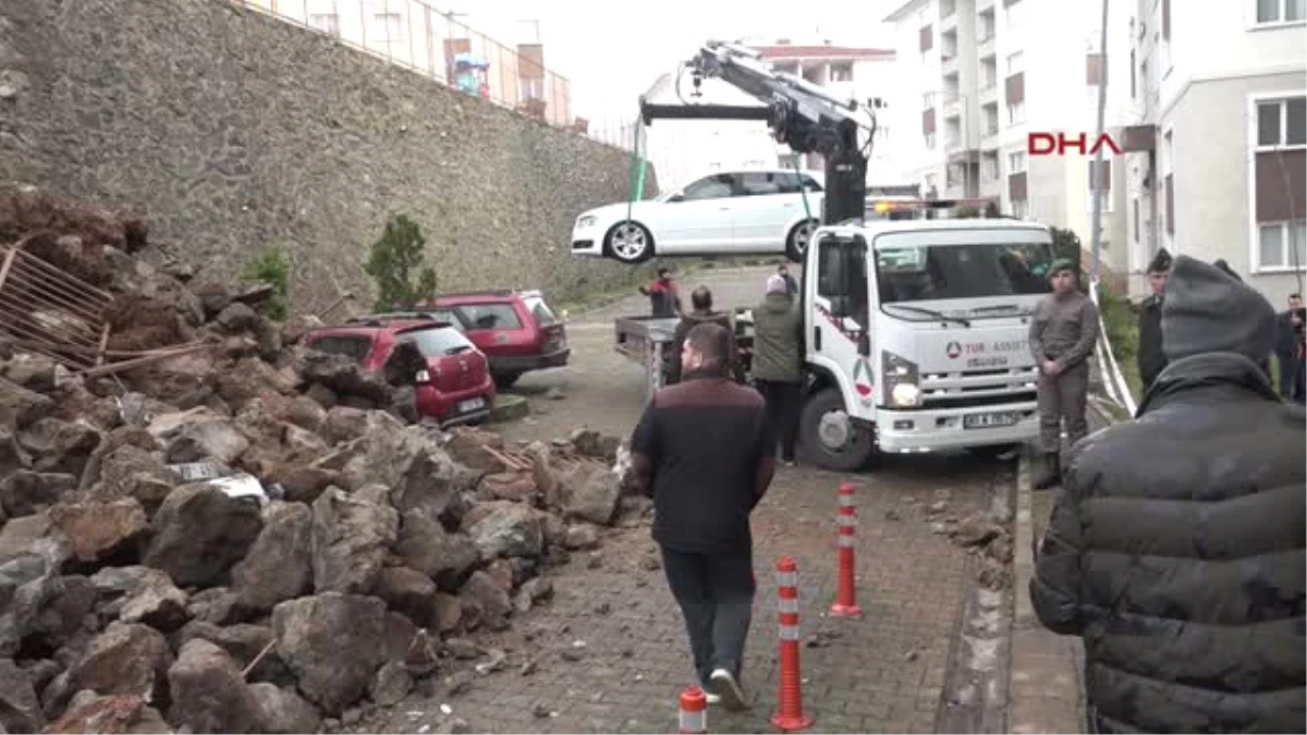 Trabzon-İstinat Duvarı Park Halindeki Otomobillerin Üzerine Çöktü