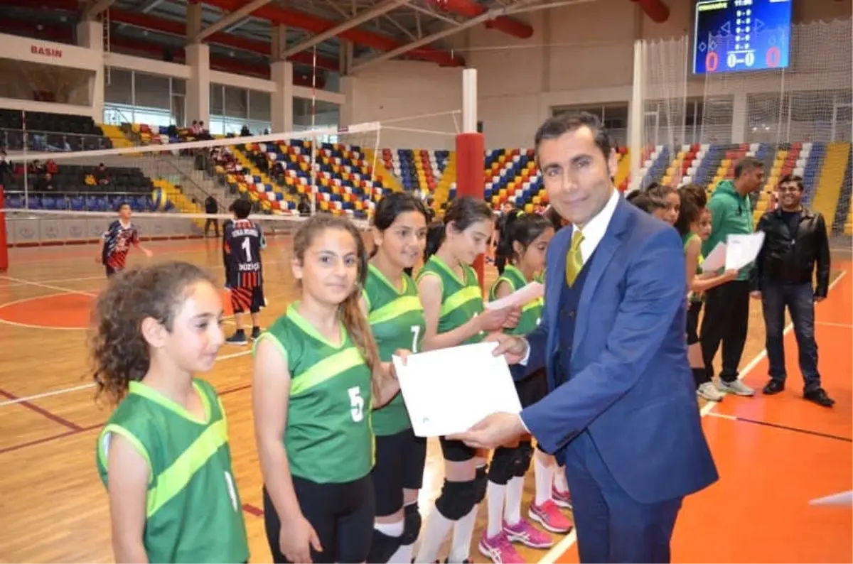 Voleybolda Grup Birincileri Madalyalarını Aldı