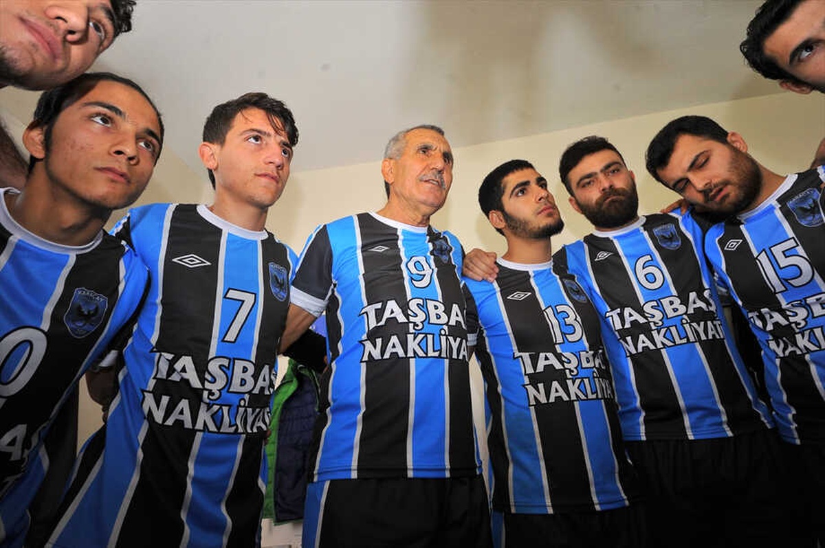 69 Yaşındaki Futbolcu Yeni Takımıyla İlk Maçına Çıktı