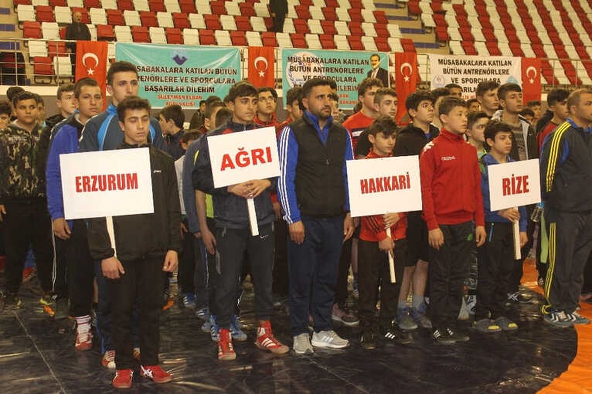 Ağrı\'da 210 Güreşçi Mindere Çıktı
