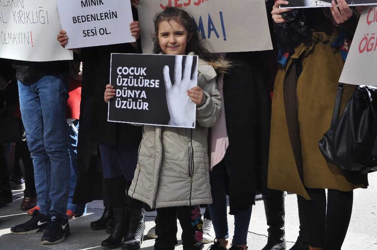 AK Parti Tepebaşı Gençlik Kolları Yönetici ve Üyeleri Çocuk İstismarına \'Dur\' Dedi