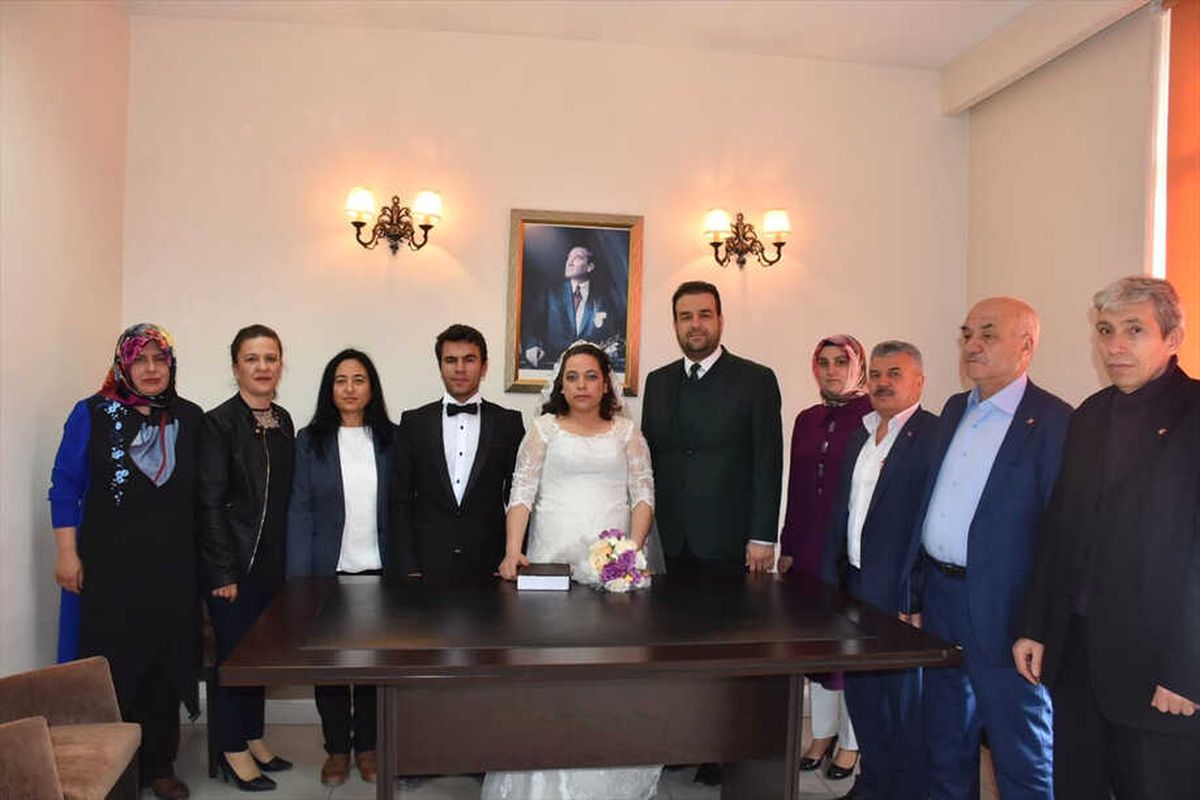 AK Parti Yardıma Muhtaç Çifti Evlendirdi