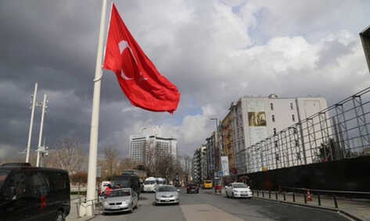 Akm Önündeki Büyük Türk Bayrağı Değiştirildi