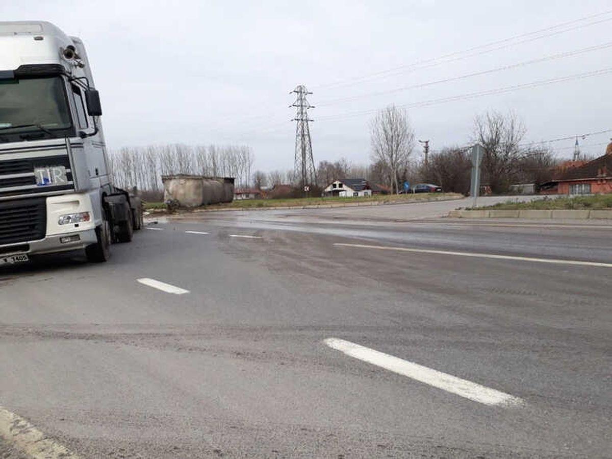 Akyazı\'da Peynir Suyu Yüklü Tanker Devrildi