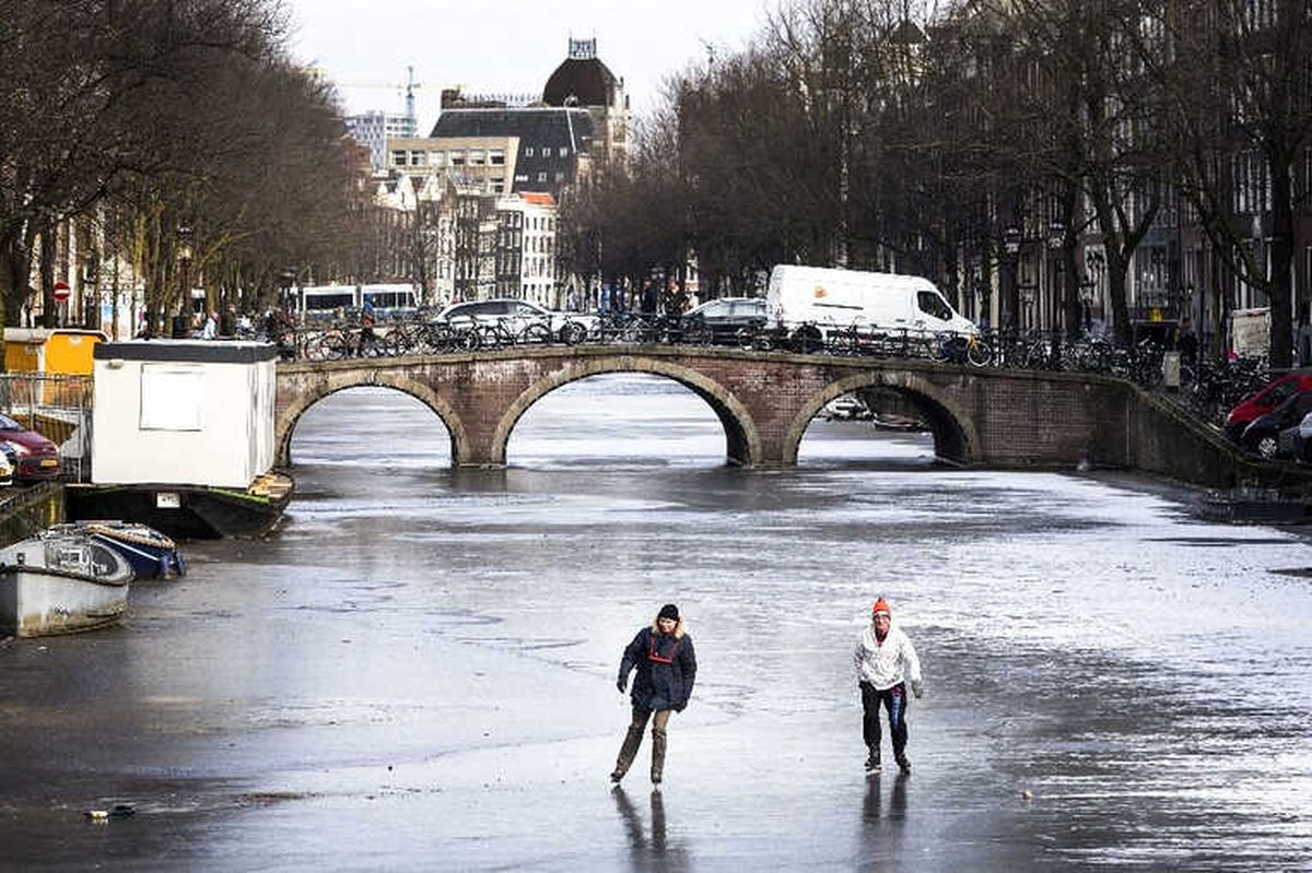 Amsterdam\'da Donan Kanalda Buz Pateni
