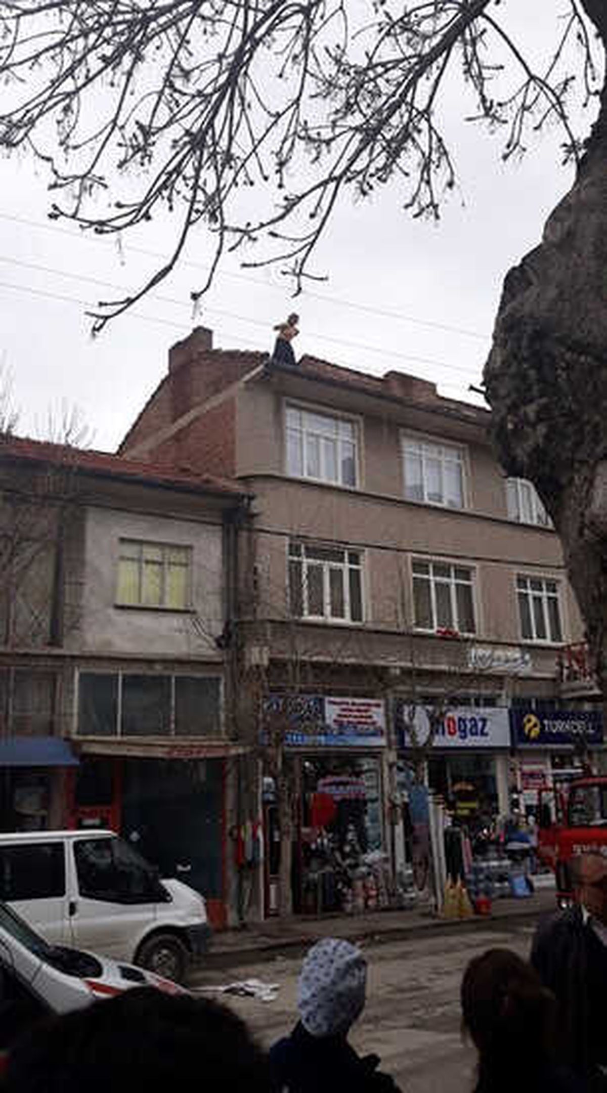 Arabası Bağlanınca Çatıya Çıktı