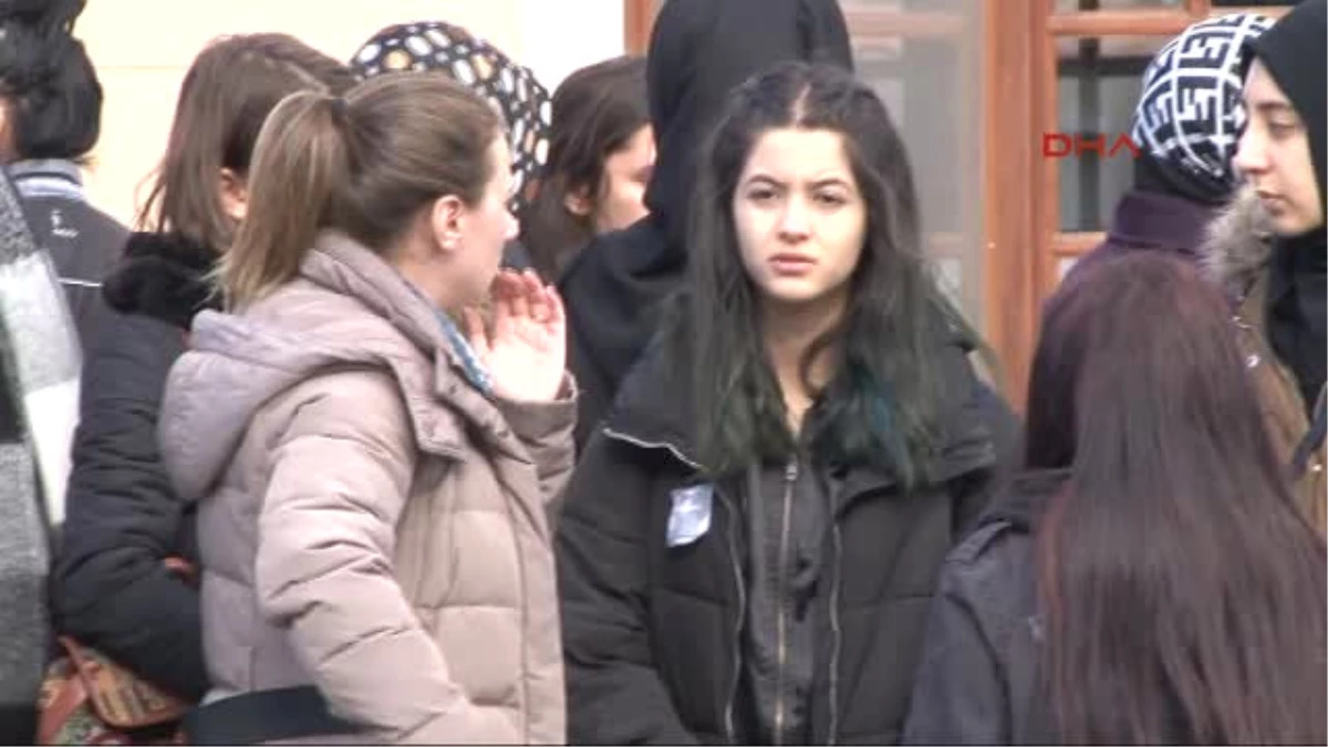 Arnavutköy\'deki Öğrenci Servisi Kazasında Hayatını Kaybeden Genç Kız Son Yolculuğuna Uğurlandı