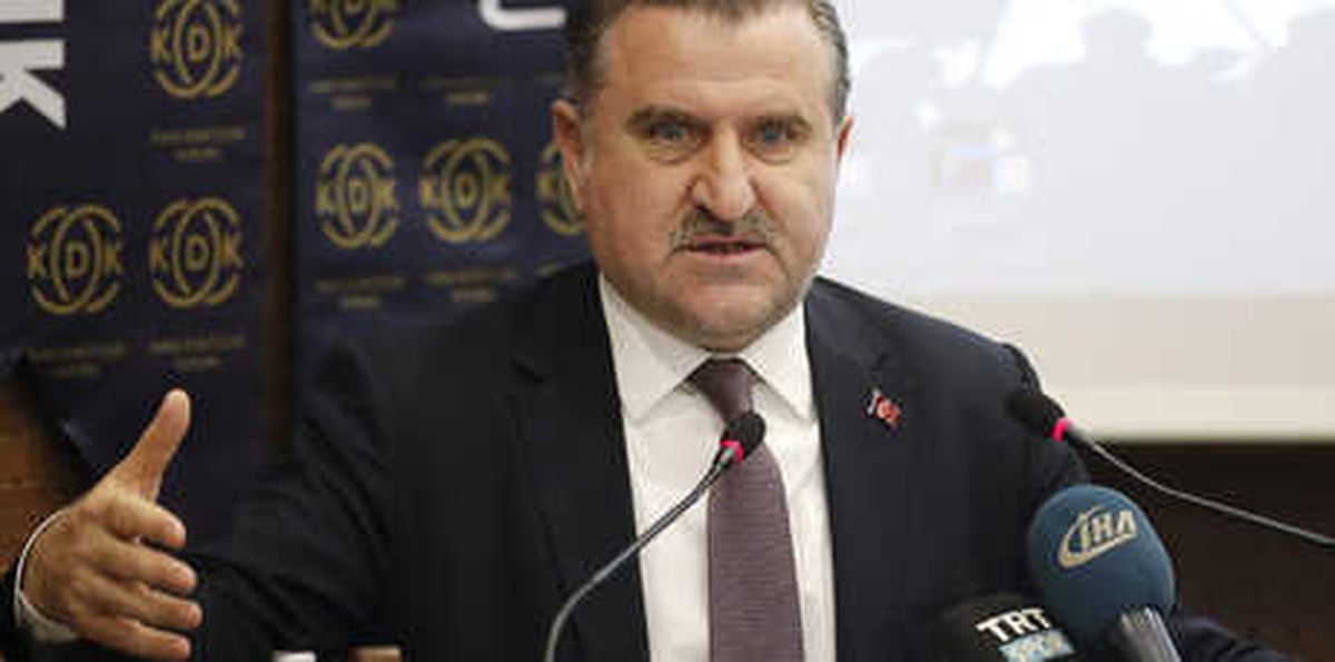 Bakan Bak\'tan İlke Özyüksel\'e Kutlama