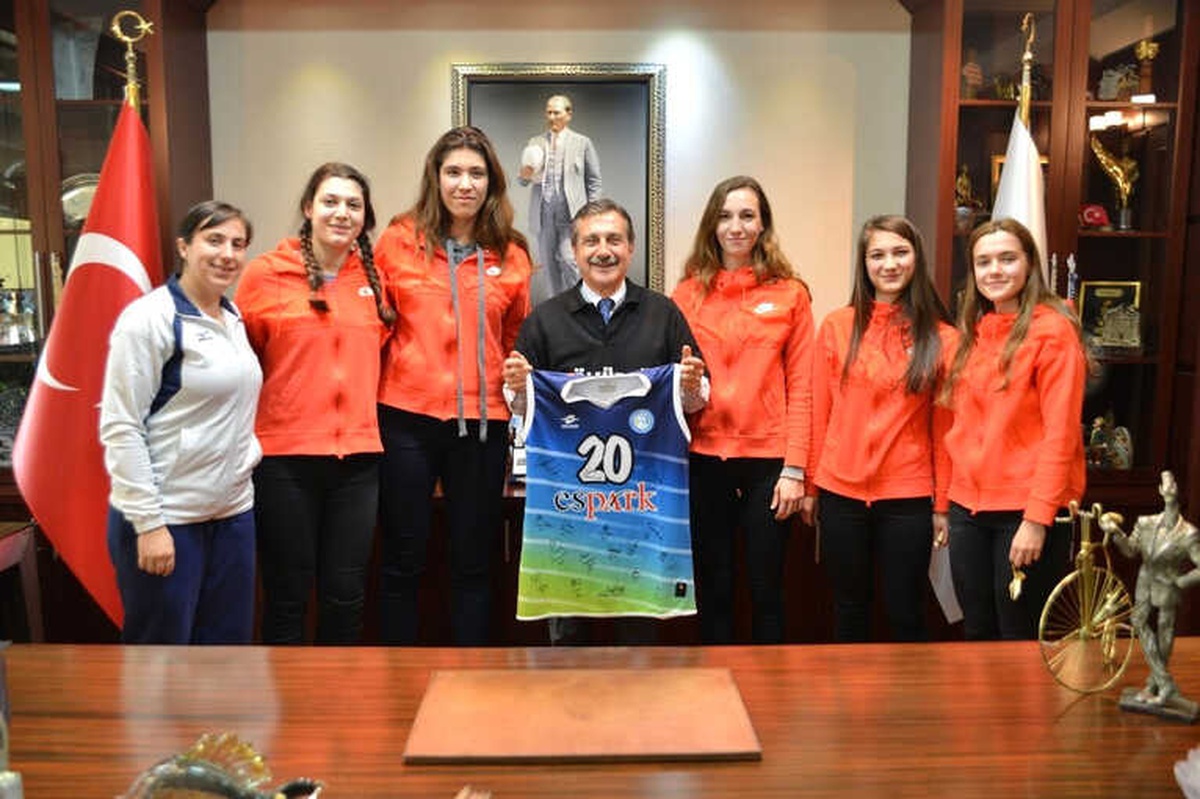 Başarılı Voleybolculardan Ataç\'a Ziyaret